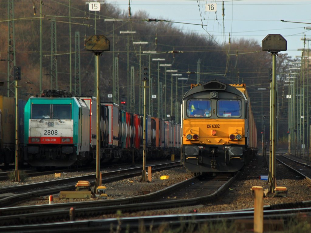 Die Class66 DE6302 von Crossrail und Cobra 186 200 (2808) warten am 11.12.2011 mit ihren Containerzgen in Aachen West auf Abfahrt nach Belgien.