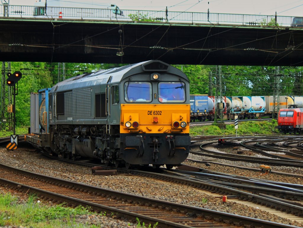 Die Class66 DE6302 von Crossrail rollt am 10.05.2012 mit einem Containerzug am Haken die letzten Meter der Montzenrampe von Belgien nach Aachen West. Rechts im Bild ist 145 CL-014 von Crossrail zu sehen.