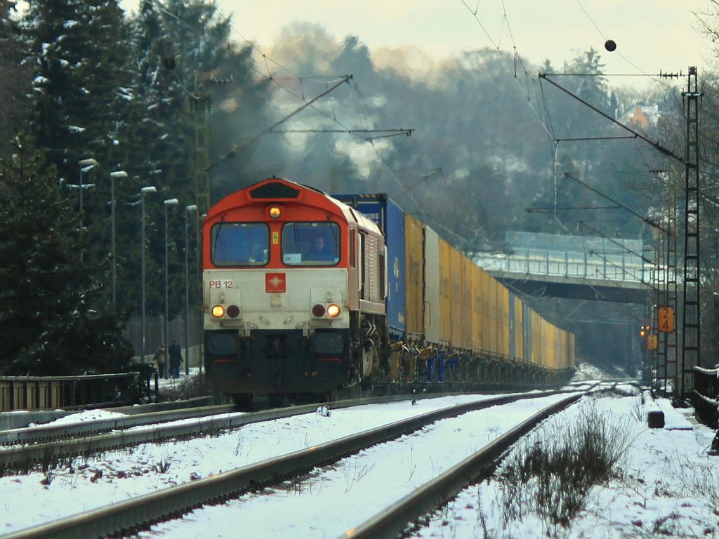 Die Class66 PB12  Marleen  von Crossrail qult sich am 19.02.2012 mit einem Ferrymasters Containerzug auf der verschneiten Montzenrampe von Aachen West nach Belgien hoch.
