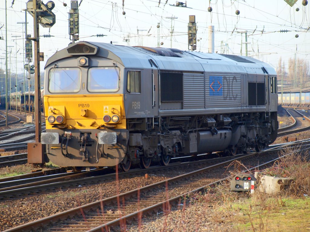 Die Class66 PB19 vo DLC rangiert am 22.01.2010 in Aachen West