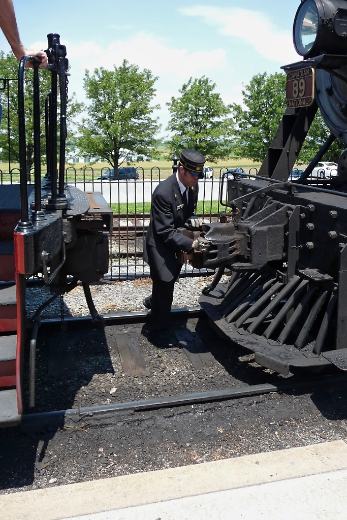 Die CN 89 der Strasburg Railroad wird an das andere Ende des Zuges gekuppelt. Auch bei automatischen Kupplungen ist noch etwas Handarbeit ntig (02.06.09).