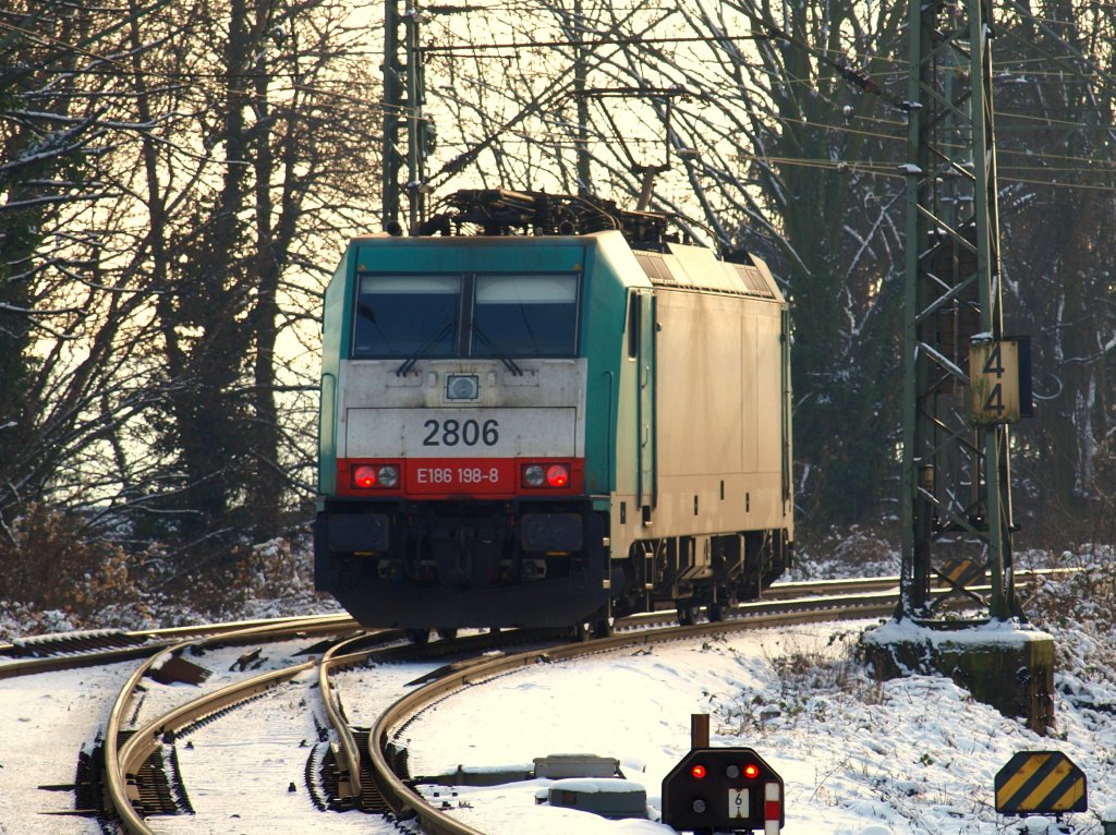 Die Cobra 186 198-8 verlt den Aachener Westbahnhof auf der Montzenroute nach Belgien.