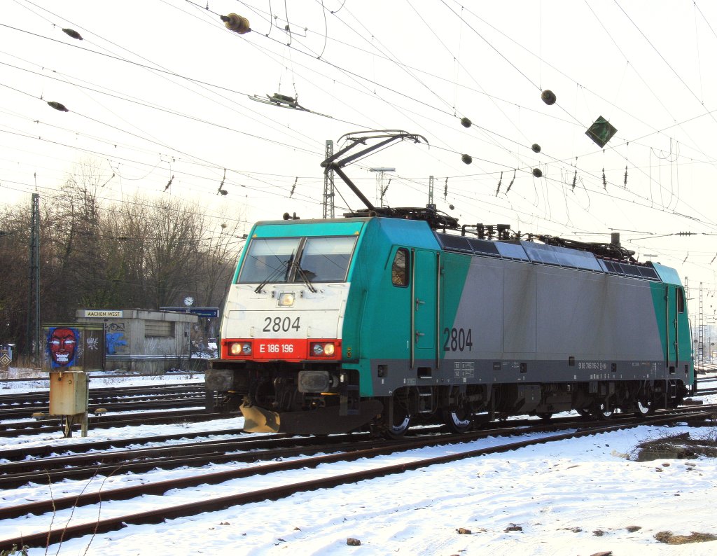 Die Cobra 2804 fhrt als Lokzug von Aachen-West nach Belgien bei Schnee am 8.2.2012.