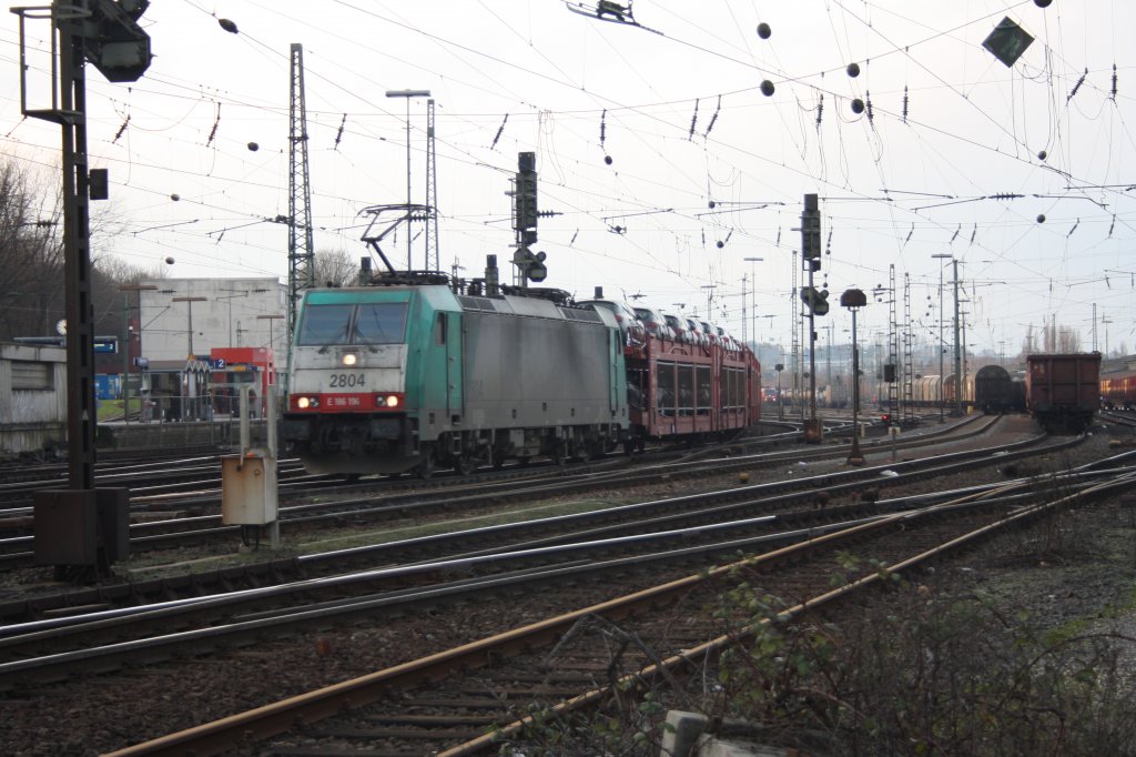Die Cobra 2804 f�hrt mit einem Autozug von Aachen-West nach Montzen/Belgien.
12.2.2011