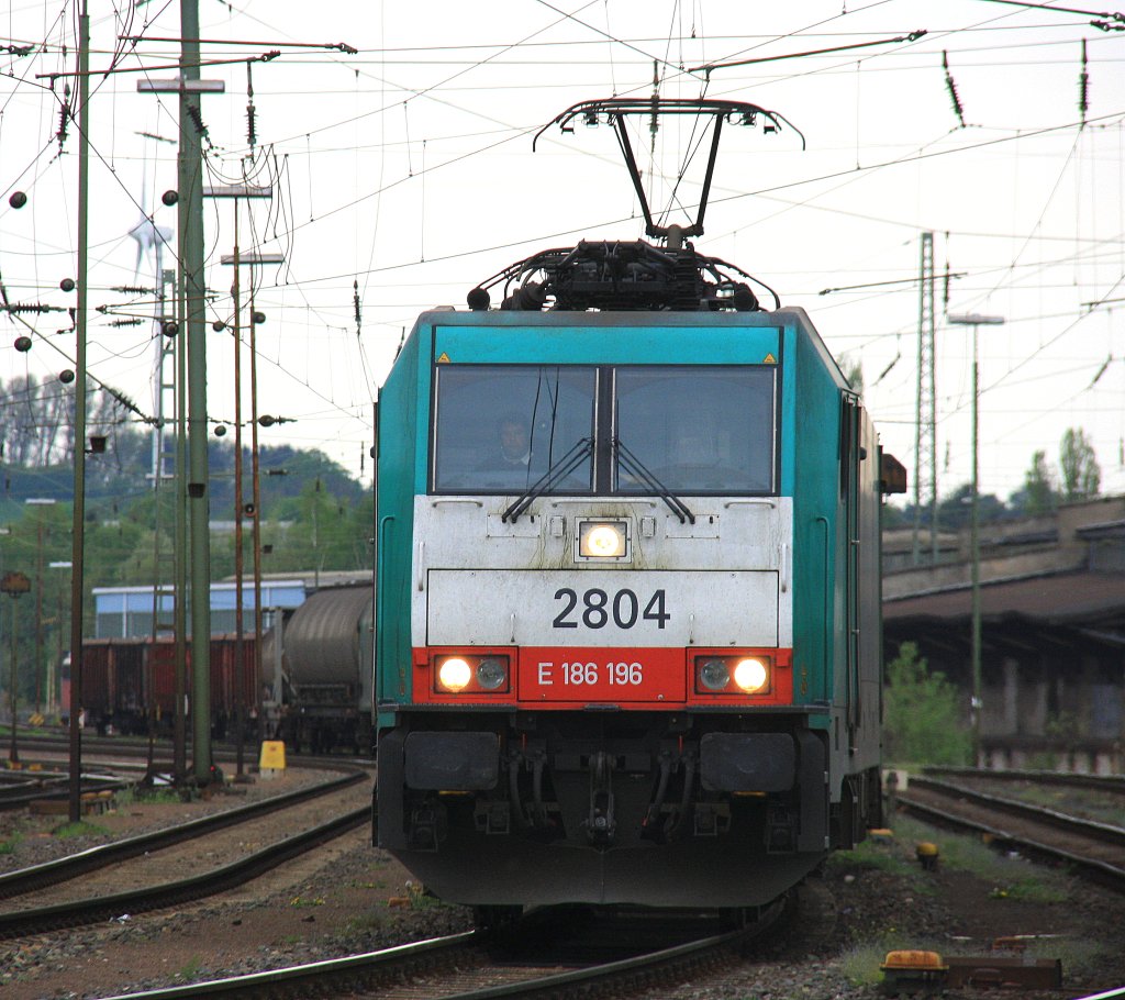 Die Cobra 2804 fhrt mit einem kurzen gemischten Gterzug aus Kln-Gremberg nach Antwerpen-Noord(B) bei der Ausfahrt von Aachen-West und fhrt in Richtung Montzen/Belgien bei Abendstimmung am 3.5.2012.