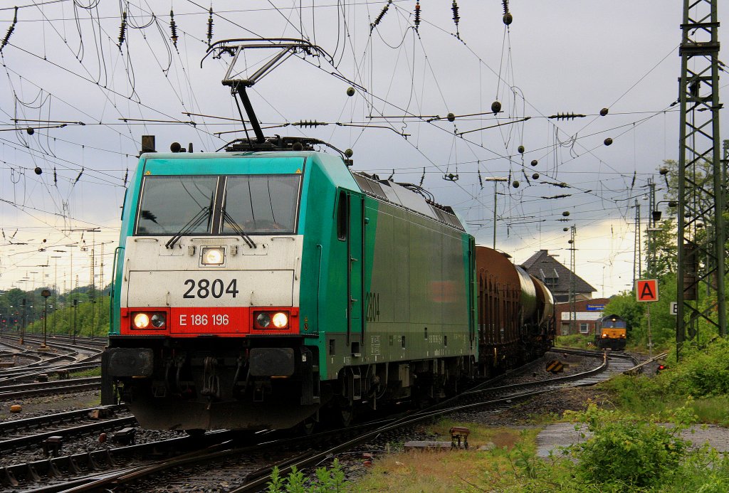 Die Cobra 2804 fhrt mit einem gemischten Gterzug aus Kln-Gremberg nach Antwerpen-Noord(B) bei der Ausfahrt von Aachen-West und fhrt in Richtung Montzen/Belgien bei Regenwetter am 15.5.2012.