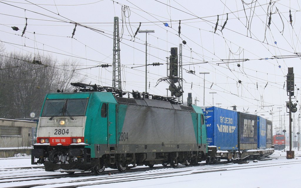 Die Cobra 2804 fhrt mit einem langen Containerzug aus Verona(I) nach Antwerpen-Combinant(B) bei der Ausfahrt in Aachen-West und fhrt in Richtung Montzen/Belgien bei leichten Schneefall am Eiskalten 24.2.2013.