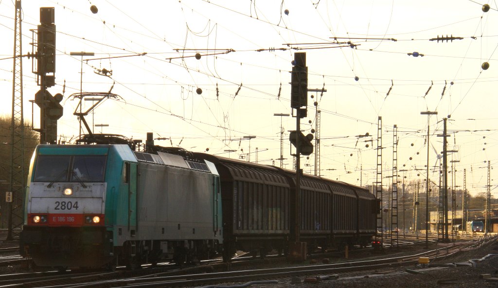Die Cobra 2804  f�hrt mit einem langen  Papierzug aus K�ln-Gremberg nach Zeebrugge(B) am Ende f�hrt 185 249-0 von Railion als  Schubhilfe bis zum Gemmenicher-Tunnel bei der Ausfahrt von Aachen-West und f�hrt in Richtung Belgien in der Abendstimmung am 18.4.2013.