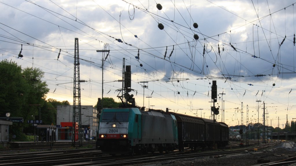 Die Cobra 2804  fhrt mit einem langen gemischten Gterzug aus Osnabrck nach Kortenberg-Goederen(B) bei der Ausfahrt aus Aachen-West und fhrt in Richtung Montzen/Belgien in der Abendstimmung am 15.5.2013.