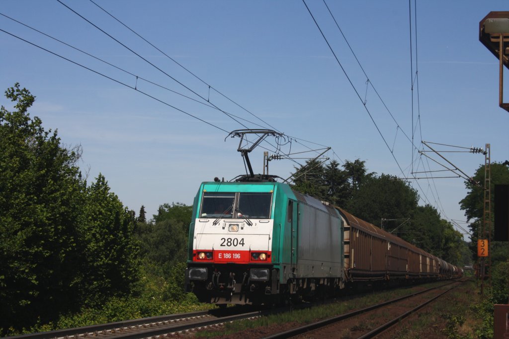 Die Cobra 2804 gr��t mit Hupe und f�hrt weiter mit einem gemischten G�terzug aus K�ln-Gremberg nach Antwerpen-Noord(B) aus Richtung Aachen-West bei sch�nem Sonnenschein.
Aufgenomen am Gemmenicher-Weg.
2.6.2011