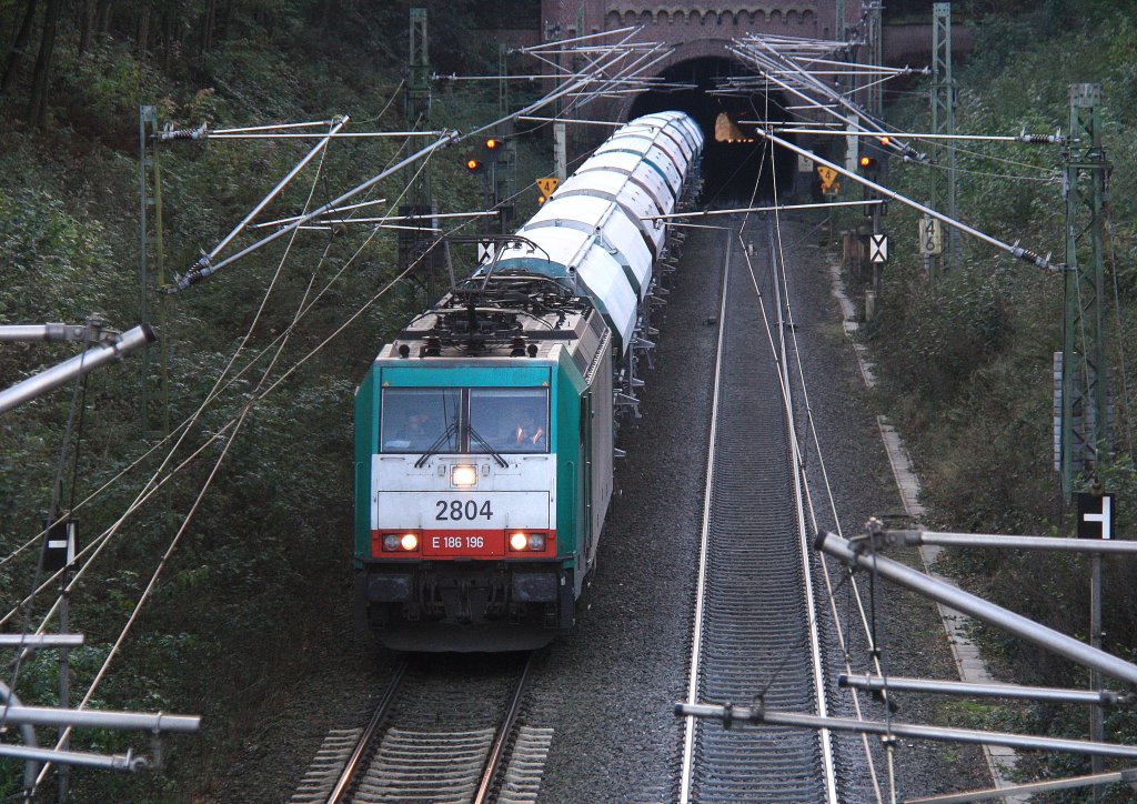 Die Cobra 2804 kommt aus dem Gemmenicher-Tunnel mit einem Kalkzug aus Hermalle-Huy(B) nach Oberhausen und fhrt die Gemmenicher-Rampe herunter nach Aachen-West bei schnem Herbstwetter.
Aufgenommen bei Reinartzkehl am 31.10.2012. 