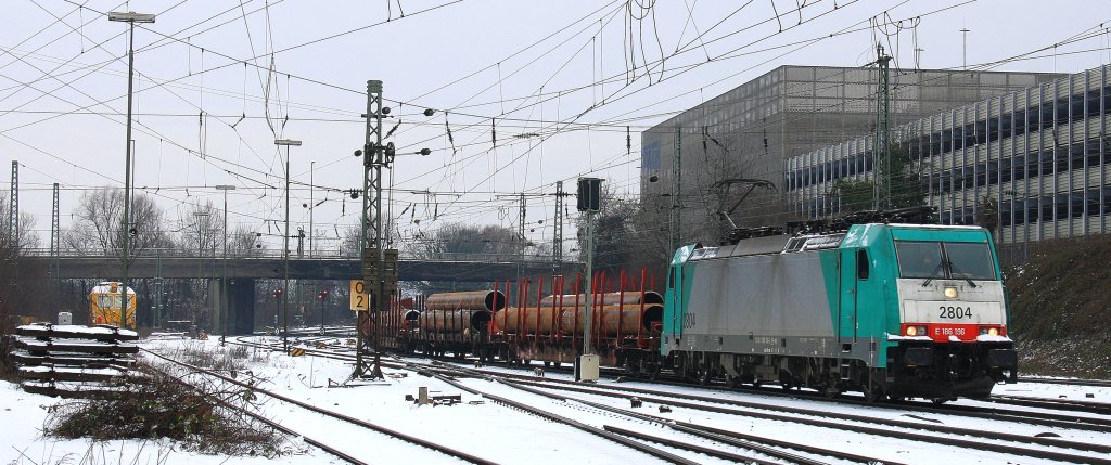 Die Cobra 2804 kommt aus Richtung Kln mit einem gemischten Gterzug aus Kln-Gremberg nach Antwerpen-Noord(B) und fhrt in Aachen-West ein bei Winterwetter am 20.1.2013.