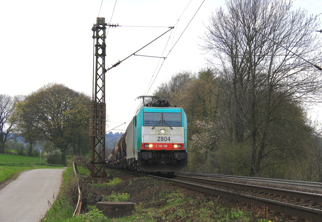 Die Cobra 2804 kommt die Gemmenicher-Rampe herunter nach Aachen-West mit einem sehr langen gemischten G�terzug aus Antwerpen-Noord(B) nach K�ln-Gremberg.
Aufgenommen am Gemmenicher-Weg am 13.4.2012.