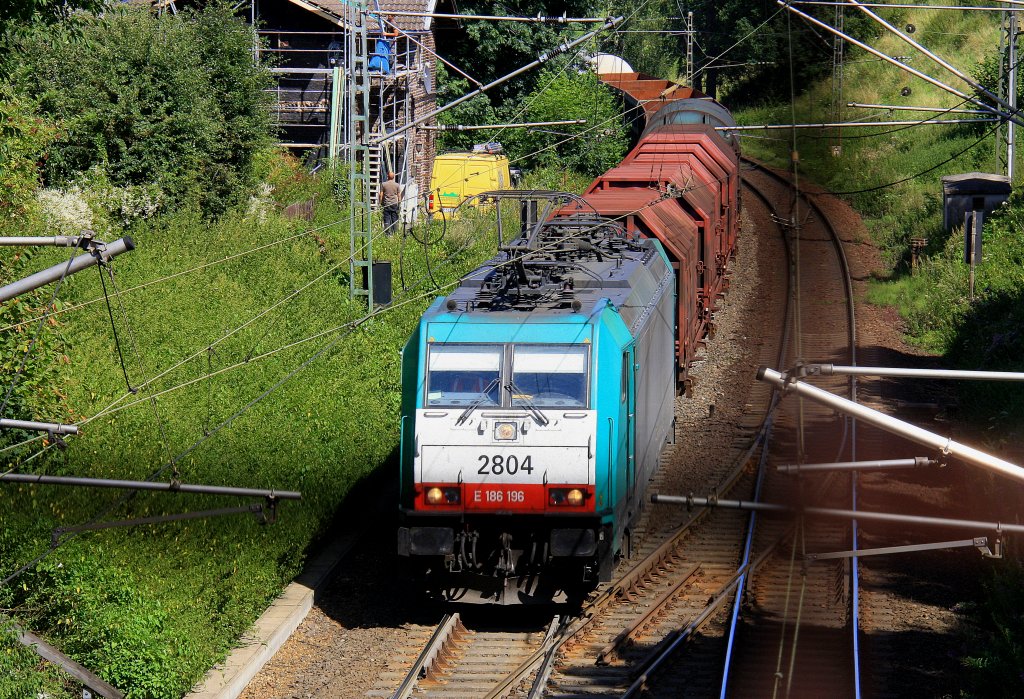 Die Cobra 2804 kommt die Gemmenicher-Rampe hochgefahren mit einem gemischten Gterzug aus Aachen-West nach Antwerpen-Noord(B) und fhrt gleich in den Gemmenicher-Tunnel hinein.
Endlich Sommerwetter. Aufgenommen in Reinartzkehl am 16.8.2012.