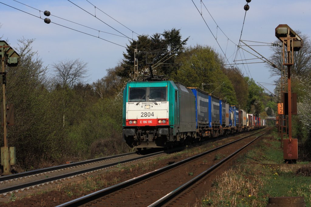 Die Cobra 2804 kommt mit einem gemischten Containerzug von Aachen-West nach Belgien f�hrt den Gemmenicher-Weg hoch bei sch�nem Sonnenschein.
9.4.2011