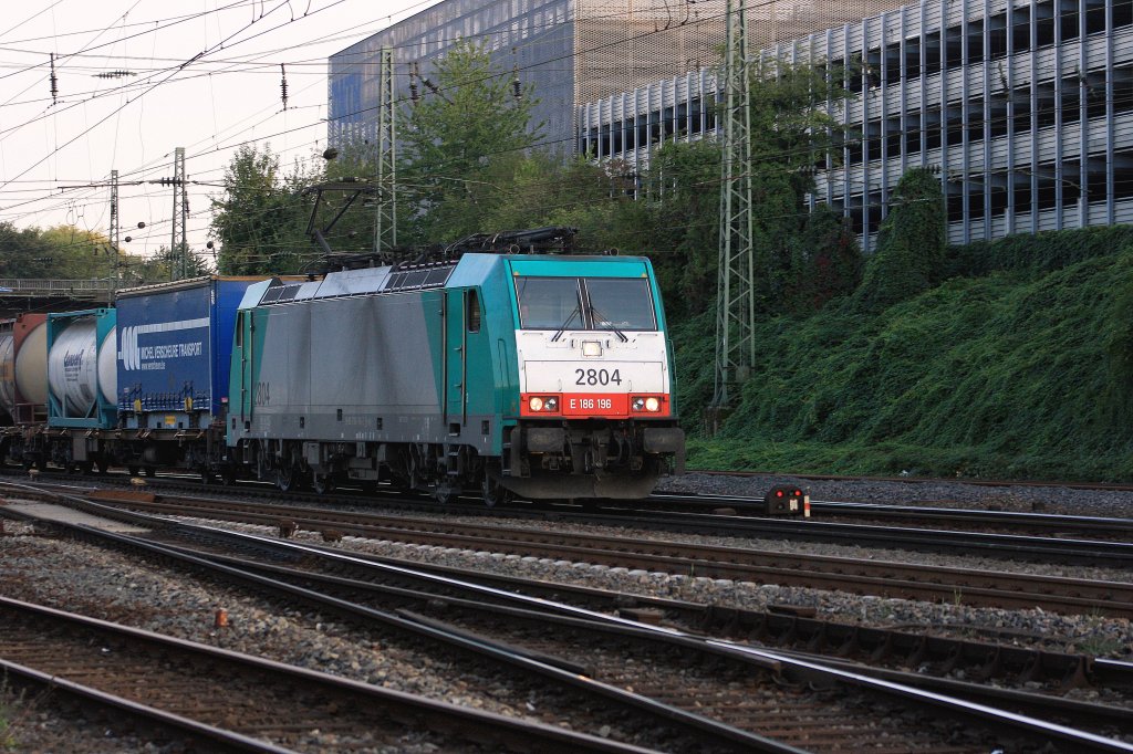 Die Cobra 2804 kommt mit einem gemischten Containerzug aus Belgien und f�hrt in Aachen-West ein bei Abendsonne.
15.9.2011