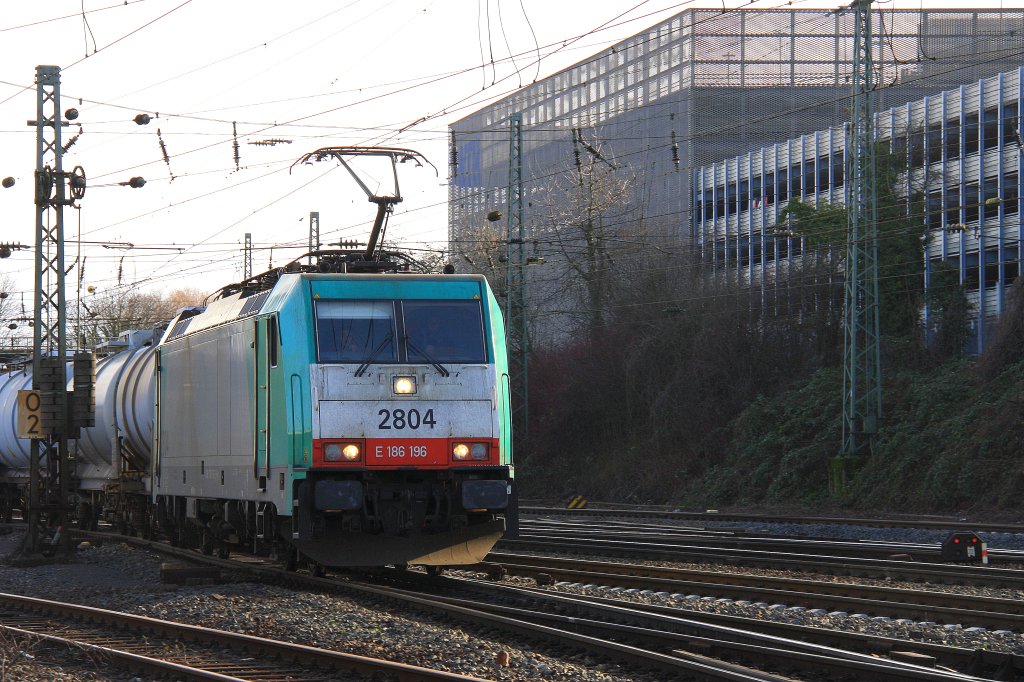 Die Cobra 2804 kommt mit einem Kesselzug aus Belgien und f�hrt in Aachen-West ein bei sch�nem Winterwetter am 27.1.2012.

