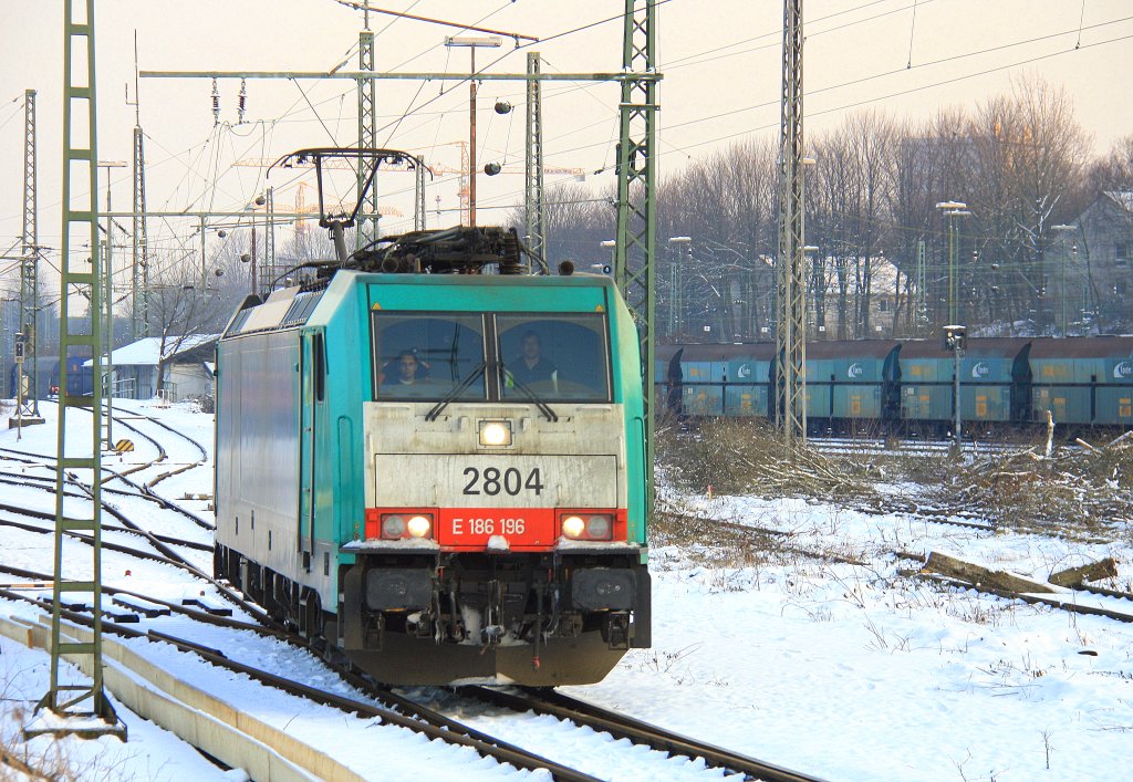 Die Cobra 2804 rangiert bei Schnee in Aachen-West am 31.1.2012.
