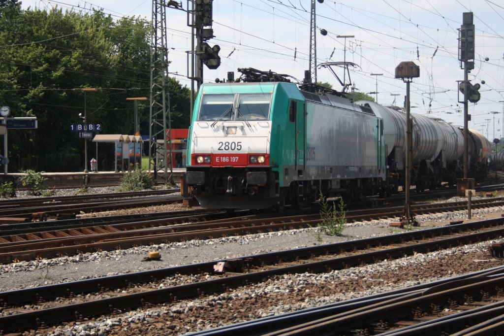 Die Cobra 2805 fhrt mit einem Kesselwagenzug aus Ludwigshafen(D) nach Antwerpen-BASF(B) in Aachen-West bei Sonne.
3.7.2011