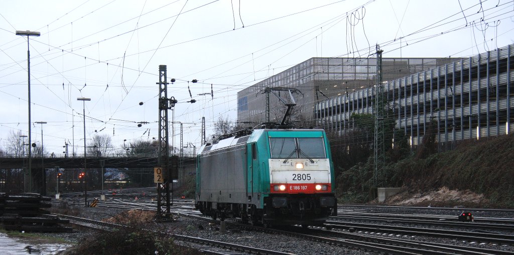 Die Cobra 2805 kommt als Lokzug aus Belgien und fhrt in Aachen-West ein bei Regenwetter am 1.2.2013.
