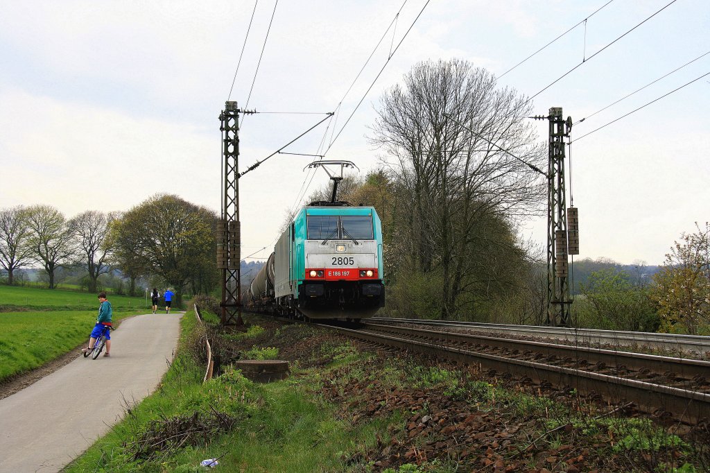 Die Cobra 2805 kommt die Gemmenicher-Rampe herunter nach Aachen-West mit einem gemischten Gterzug aus Antwerpen-Noord(B) nach Kln-Gremberg. Aufgenommen am Gemmenicher-Weg bei Sonne und Wolken Mix am 13.4.2012.