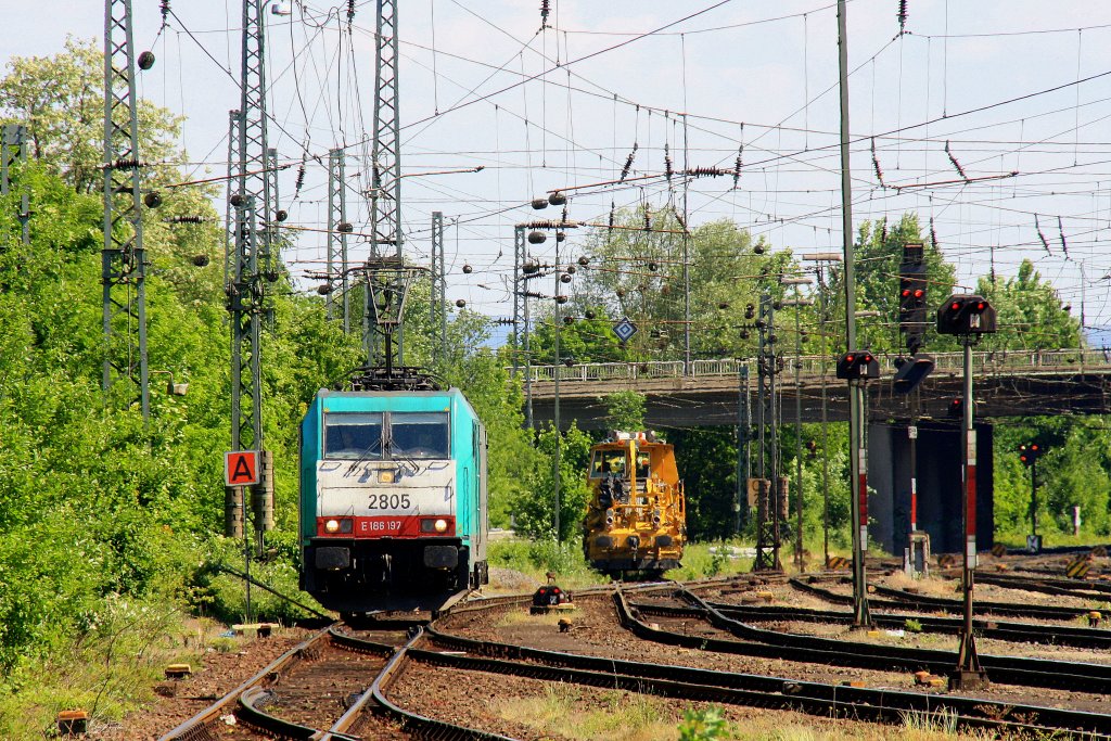 Die Cobra 2805 kommt von ihrer Schubhilfefahrt zum Gemmenicher-Tunnel zur�ck und f�hrt in Aachen-West ein bei Sonnenschein am 28.5.2012.