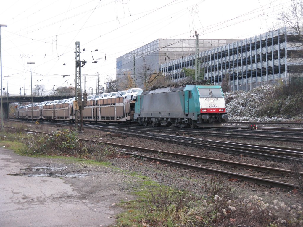 Die Cobra 2805 kommt mit einem Autozug aus Montzen/Belgien f�hrt in Aachen-West ein.
27.11.2010