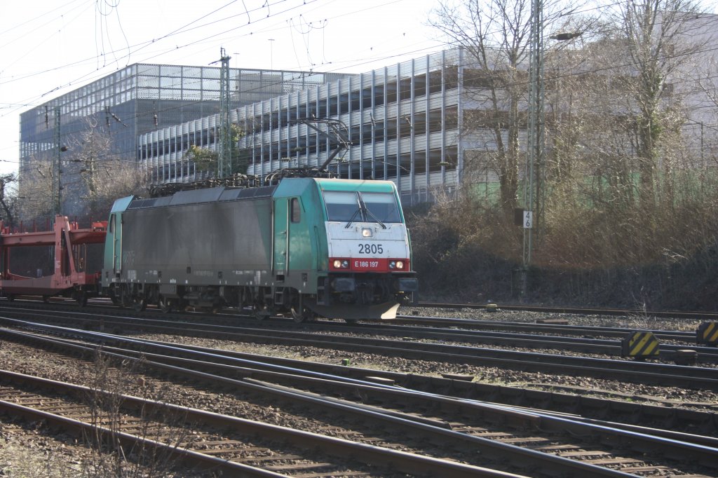 Die Cobra 2805 kommt mit einem Autoleerzug aus Montzen/Belgien und fhrt in Aachen-West ein bei Sonne.
7.3.2011