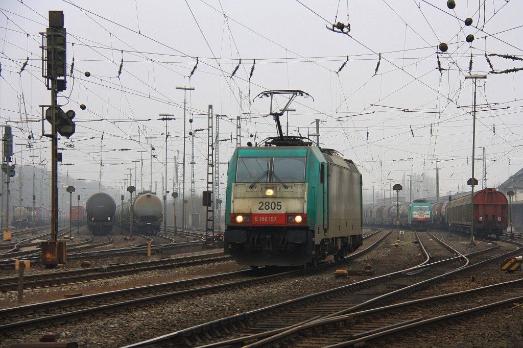 Die Cobra 2805 rangiert in Aachen-West im Hintergrund steht die Cobra 2804 mit einem  Stahlzug bei Nebel am 26.2.2012.