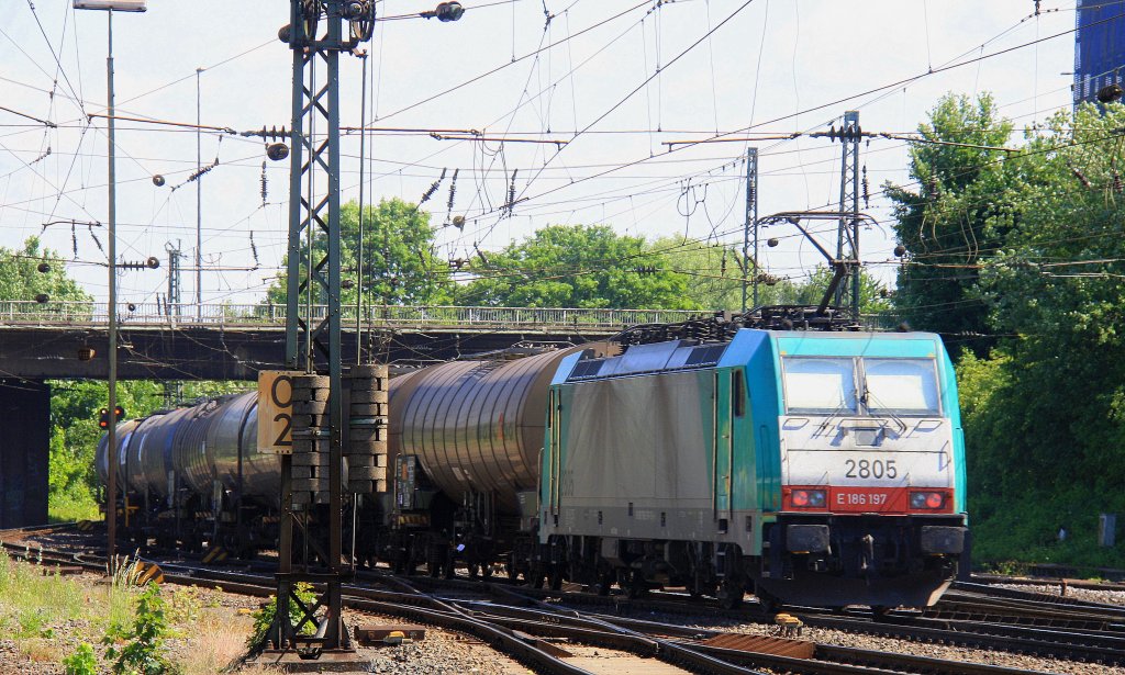 Die Cobra 2805 schiebt einen Kesselzug nach Antwerpen-BASF zum Gemmenicher-Tunnel.
Vorne f�hrt Cobra 2804 bei Sommerwetter am 28.5.2012.
