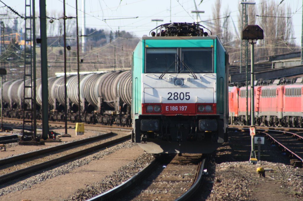 Die Cobra 2805 steht startbereit mit einem Kesselzug nach Montzen/Belgien in Aachen-West bei Sonne.
7.3.2011