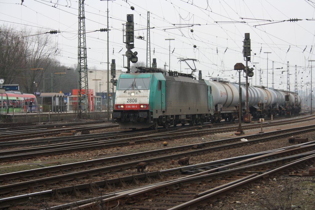 Die Cobra 2806 fhrt mit einem Kesselzug von Aachen-West nach Montzen/Belgien.
20.2.2011