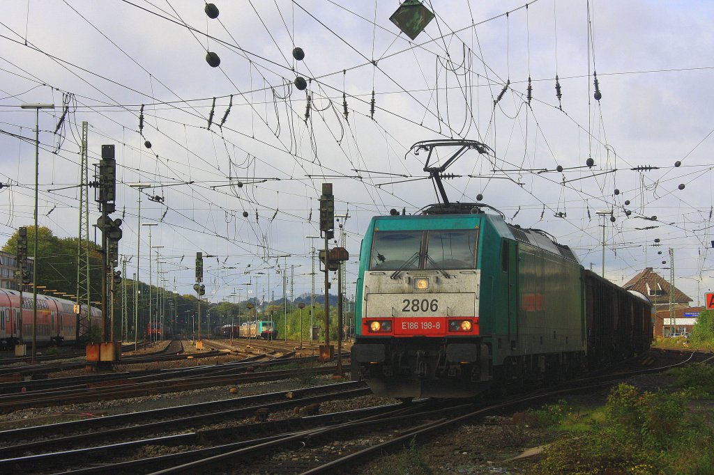 Die Cobra 2806 fhrt mit einem gemischten Gterzug aus Kln-Gremberg nach Antwerpen-Noord bi der Ausfahrt in Aachen-West bei Herbstwetter.
8.10.2011