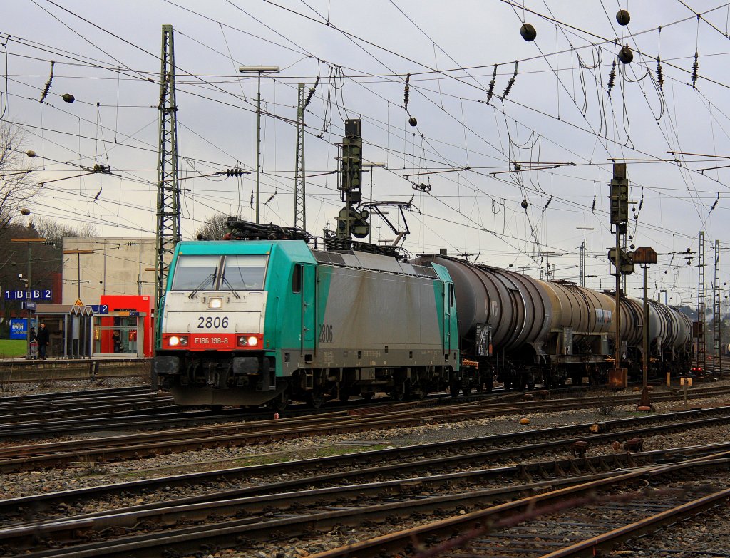 Die Cobra 2806 fhrt mit einem Kesselzug aus Ludwigshafen-BASF nach Antwerpen-BASF bei der Ausfahrt von Aachen-West am 22.1.2012.