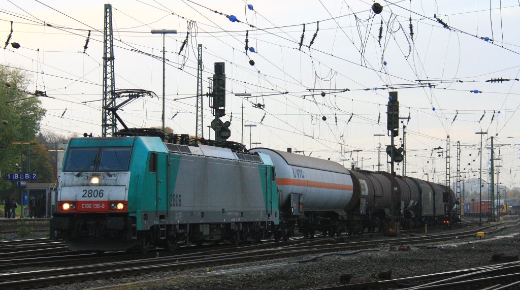 Die Cobra 2806 fhrt mit einem gemischten Gterzug aus Kln-Gremberg nach Antwerpen-Noord(B) bei der Ausfahrt von Aachen-West und fhrt in Richtung Montzen/Belgien in der Abendstimmung am 23.10.2012.