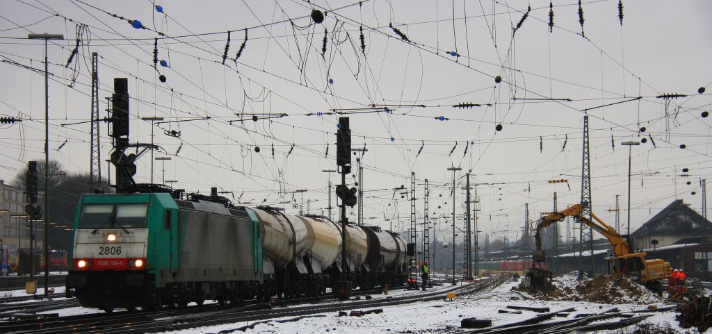 Die Cobra 2806 fhrt mit einem Kesselzug aus Ludwigshafen-BASF nach Antwerpen-BASF(B).
Ab Zugende ist 145 067-5 von Railion als Schubhilfe  von Aachen-West zum Gemmenicher-Tunnel bei der Ausfahrt in Aachen-West bei Winterwetter mit Regen am 9.12.2012.