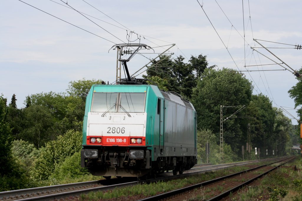 Die Cobra 2806 kommt als Lokzug von Aachen-West in Richtung Montzen bei Sonne.
Aufgenomen am Gemmenicher-Weg.
28.5.2011