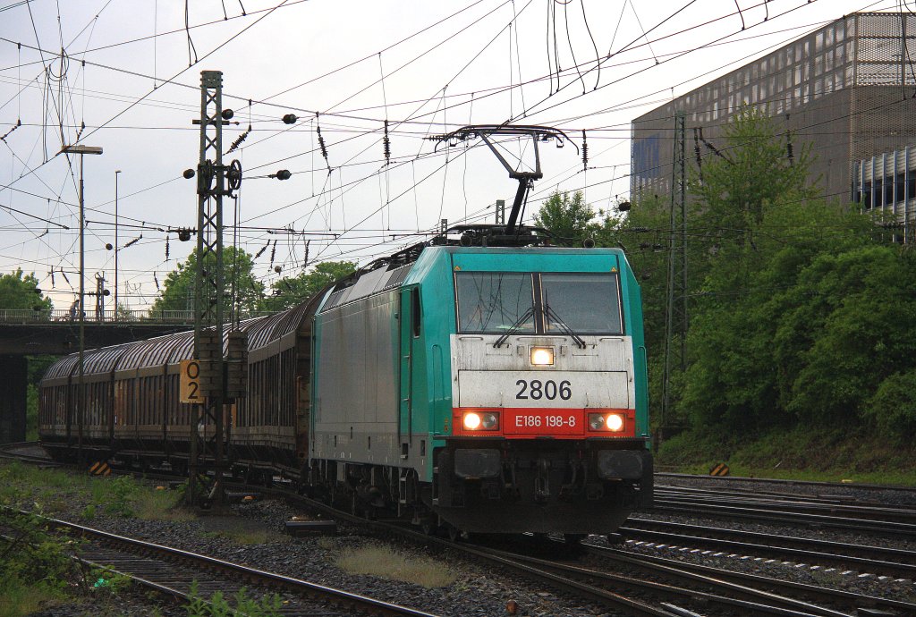 Die Cobra 2806 kommt aus Richtung Kln mit einem Papierzug aus Kln-Gremberg nach Zeebrugge(B) und fhrt in Aachen-West bei Regen am 15.5.2012.