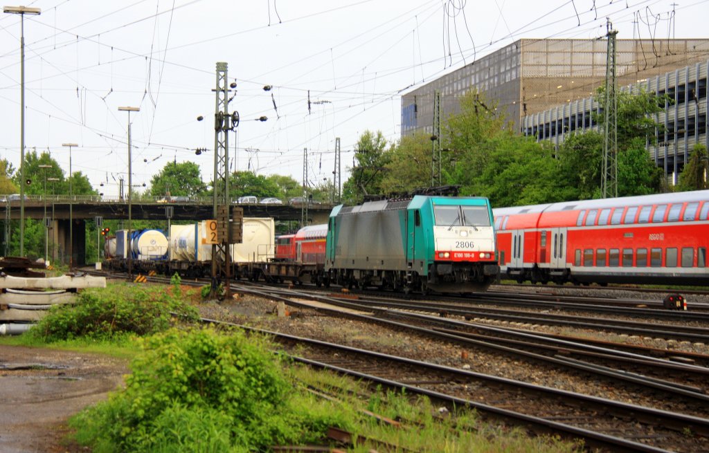 Die Cobra 2806 kommt aus Richtung Montzen/Belgien mit einem langen Containerzug aus  Antwerpen-Oorderen(B) nach Gallarate(I) und fhrt in Aachen-West ein in der Abendsonne mit Wolken am 14.5.2013.