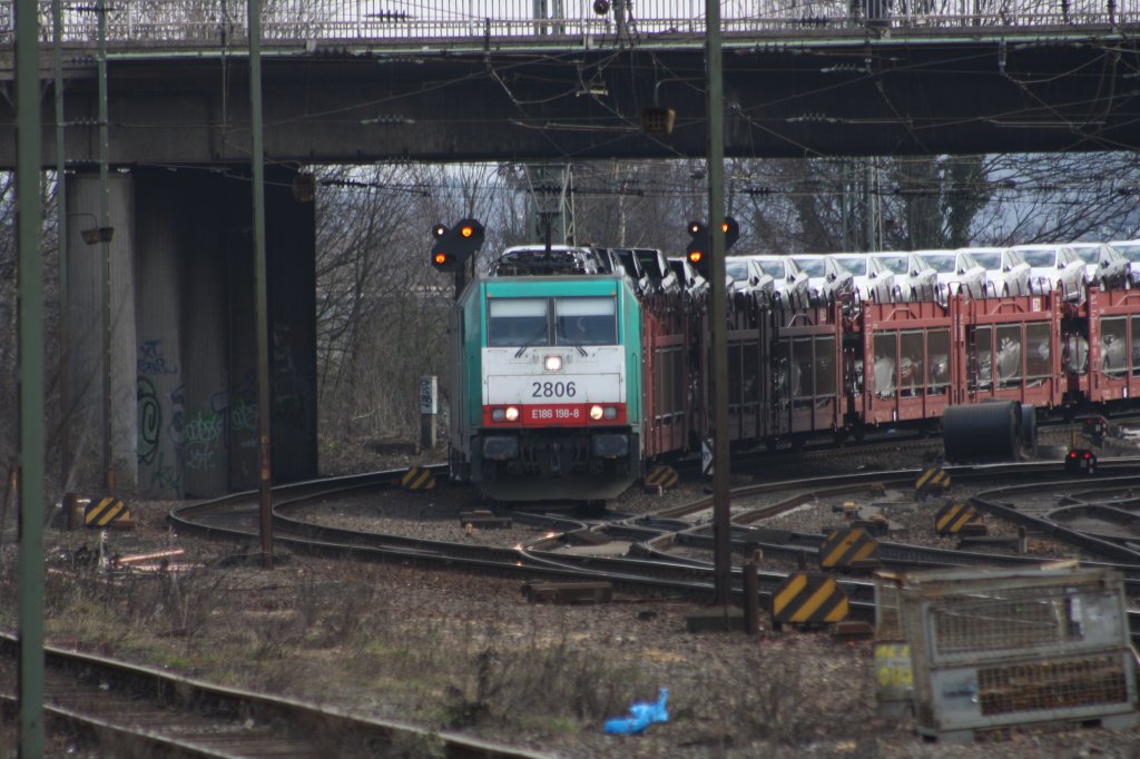 Die Cobra 2806 kommt mit einem Autozug aus Montzen/Belgien und fhrt in Aachen-West ein bei Sonne.
12.3.2011