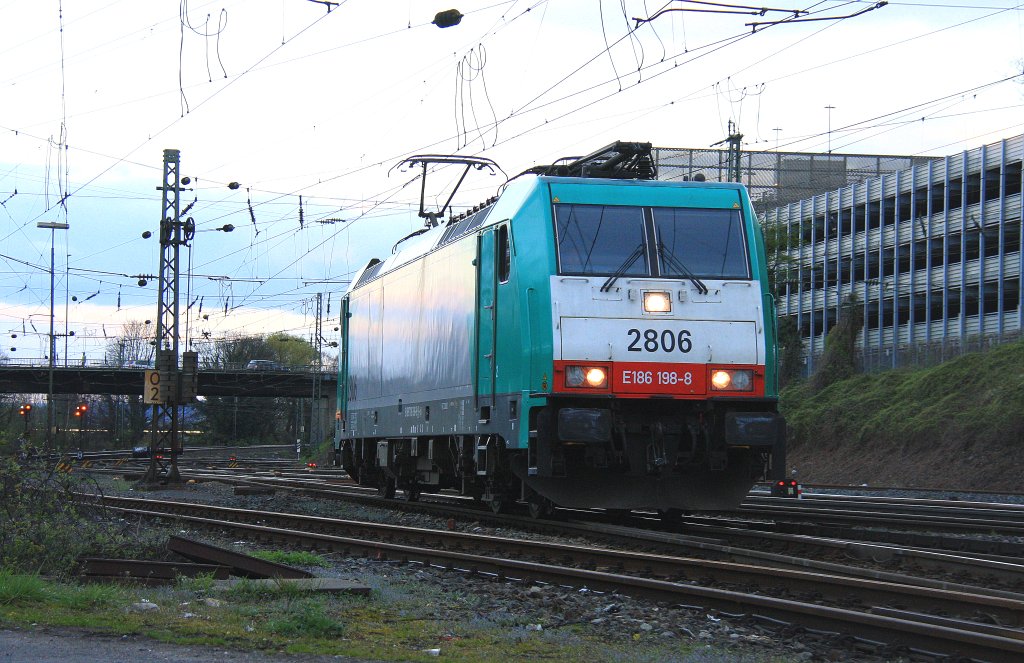 Die Cobra 2806 rangiert in Aachen-West bei Abendstimmug am 11.4.2012.