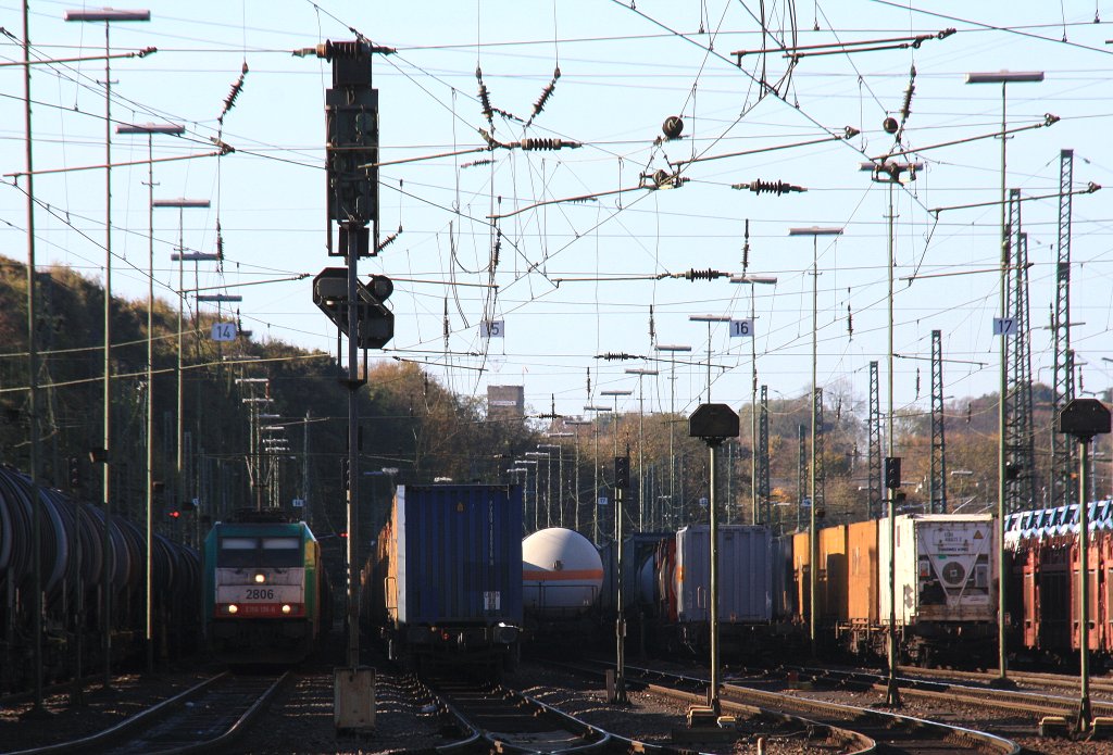 Die Cobra 2806 steht in Aachen-West  mit einem gemischten Gterzug aus Kln-Gremberg nach Antwerpen-Noord(B) bei schnem Herbstwetter am 28.10.2012. 