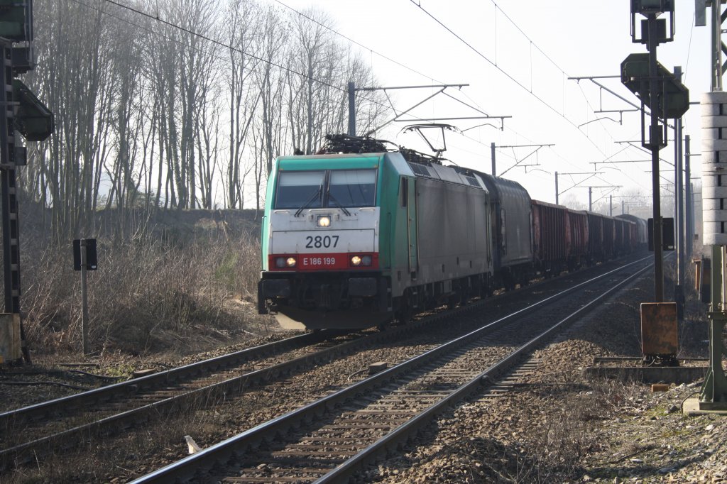 Die Cobra 2807 fhrt mit einem gemischten Gterzug in den Gemmenicher-Tunnel nach Aachen-West.
4.3.2011