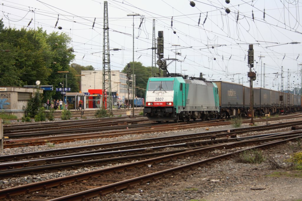 Die Cobra 2807 fhrt mit einem KLV-Zug von Aachen-West nach Belgien bei Wolken.
4.8.2011
