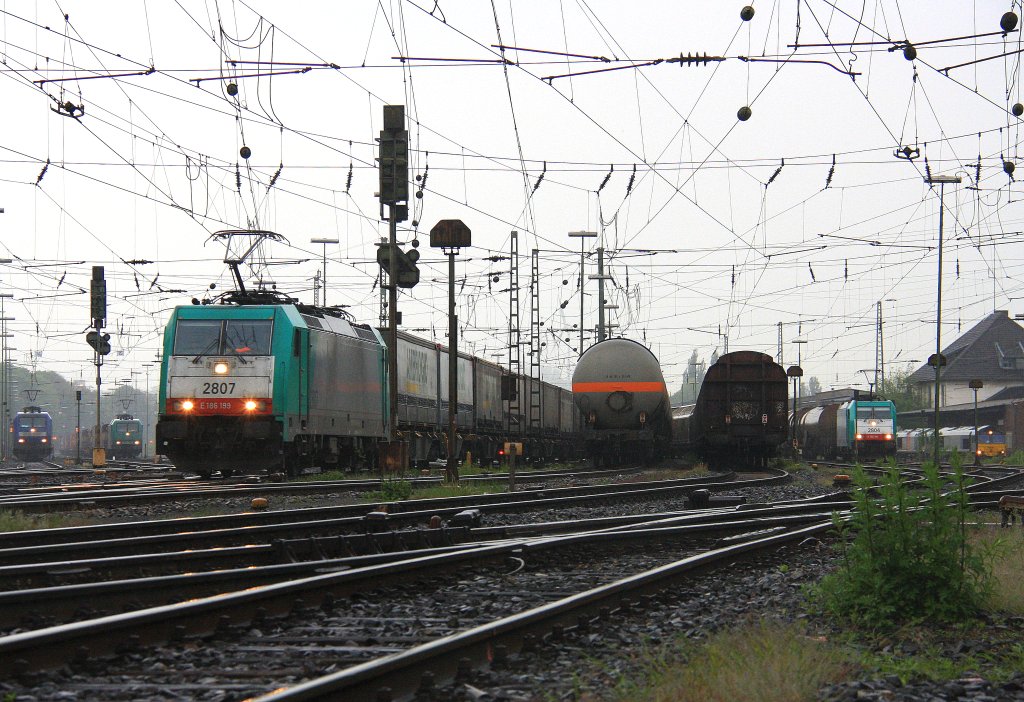 Die Cobra 2807 fhrt mit einem LKW-Ambrogio-Zug aus Gallarate(I) ber Kln nach Muizen(B) bei der Ausfahrt in Aachen-West in Richtung Montzen/Belgien bei Regenwetter am 15.5.2012.