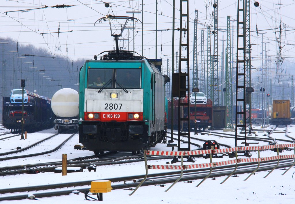 Die Cobra 2807 fhrt mit einem Containerzug aus  Gallarate(I) nach Antwerpen-Oorderen(B) bei der Ausfahrt aus Aachen-West und fhrt in Richtung Montzen/Belgien bei Schnee und Eisregen am 20.1.2013.
