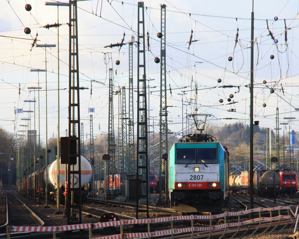 Die Cobra 2807 fhrt mit einem langen gemischten Gterzug aus Antwerpen-Noord(B) nach Kln-Gremberg bei der Abfahrt aus Aachen-West und fhrt in Richtung Aachen-Hbf,Kln bei Schnemsonnenschein am 2.2.2013.