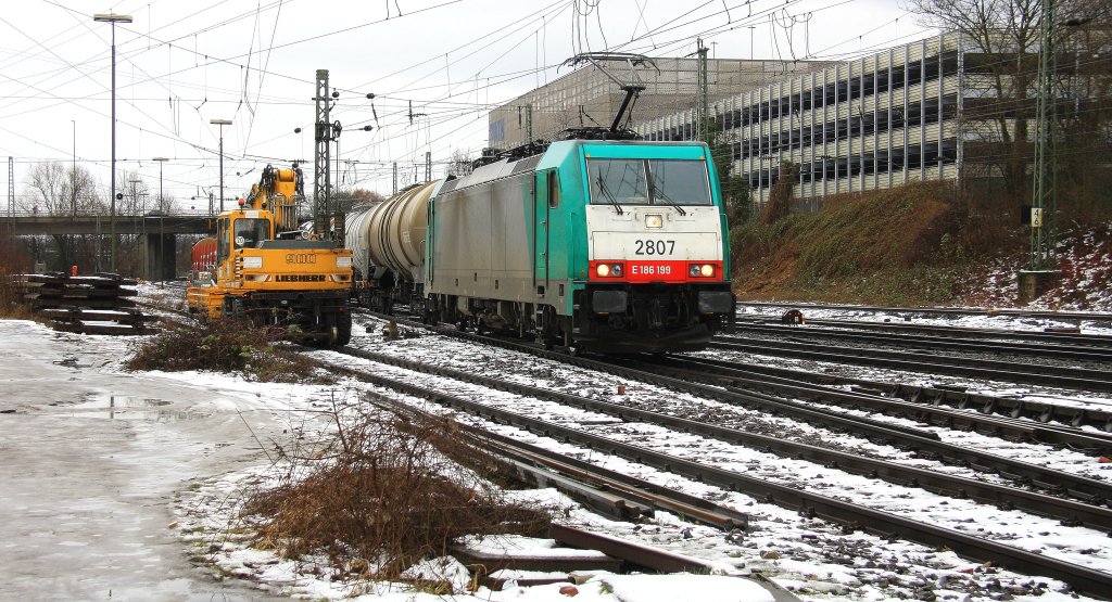Die Cobra 2807 kommt aus Richtung Kln mit einem gemischten Gterzug aus Kln-Gremberg nach Antwerpen-Noord(B) und fhrt in Aachen-West ein bei Tauwetter und Regen  am 27.1.2013.