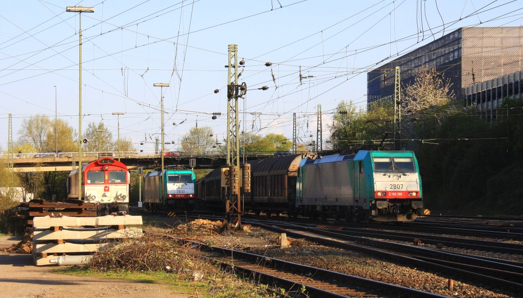 Die Cobra 2807 kommt aus Richtung Kln,Aachen-Hbf mit einem langen Papierzug  aus Kln-Gremberg nach Zeebrugge(B) und fhrt in Aachen-West ein, und im Hintergrund rangiert die Cobra 2830 und eine Class 66 DE6312   Alix  von Crossrail steht auf dem Abstellgleis in Aachen-West in der Abendsonne am 24.4.2013.