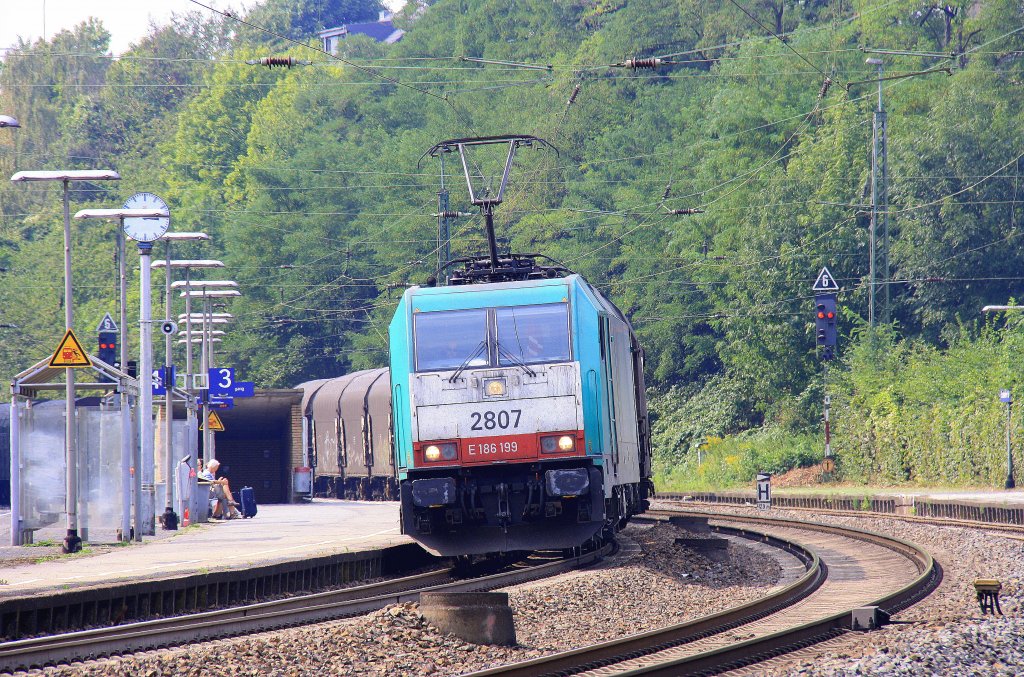 Die Cobra 2807 kommt durch Eschweiler-Hbf mit einem gemischten G�terzug aus Richtung Aachen-West  und f�hrt nach K�ln-Gremberg bei Sommerwetter am 21.8.2012.